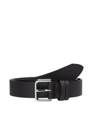 Zwarte getextureerde leren riem opgerold met een rechthoekige zilverkleurige metalen gesp en twee zwarte leren riemlussen.