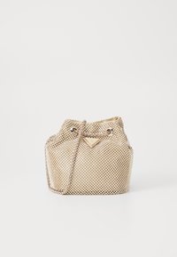Borsa a rete dorata con forma strutturata, dotata di chiusura a coulisse, tracolla a catena e un dettaglio a logo triangolare sul frontale.