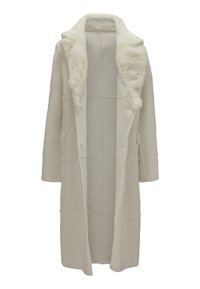 Langer, hellbeiger Mantel mit einem flauschigen Kragen und strukturiertem Stoff. Verfügt über Fronttaschen und einen geraden Schnitt. Wirkt weich und warm.