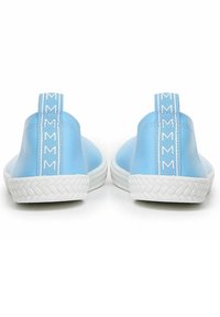 Zapatos slip-on de color azul claro con parte superior de caucho, suela de caucho blanca y tiras de acento azules con un logo. Textura suave y diseño sencillo.