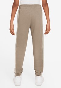 Nike Sportswear AIR PANT UNISEX - Träningsbyxor - khaki/light orewood brown/university red