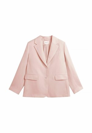 Lyserød enkeltbrystet blazer med to knapper, hakkede revers, klaplommer og lange ærmer, vist på hvid baggrund.