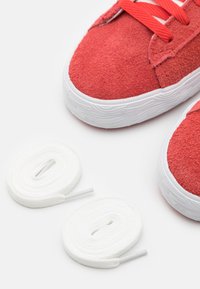 Warrior Shanghai DIME UNISEX - Sapatilhas - off red