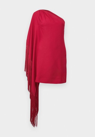 Top rojo de un solo hombro en tejido suave, con un detalle de flecos en cascada en un lado y una silueta ajustada.