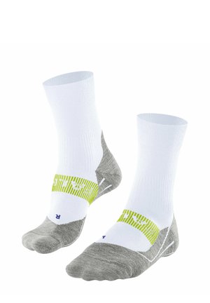 Graue und weiße Sportsocken mit ribbeliger Textur, die einen grünen Streifen mit einem Logo über dem Mittelfuß und verstärkten Zehenbereichen aufweisen.