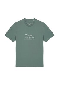 Grünes Kurzarm-T-Shirt mit Rundhalsausschnitt, auf dem in der Mitte vorne in weißer Schrift der Text "Es ist, wie es ist." aufgedruckt ist.