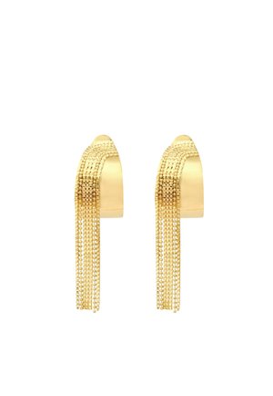 Boucles d'oreilles créoles en or avec plusieurs pampilles délicates en chaîne suspendues à chacune, affichées sur un fond blanc.