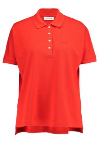 Polo shirt rouge à manches courtes avec col, quatre boutons blancs, coupe décontractée et logo crocodile brodé ton sur ton sur la poitrine.