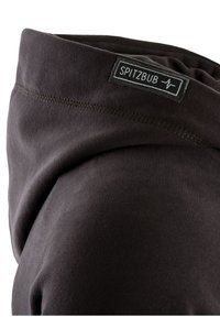 Grauer Hoodie mit einer weichen, glatten Textur, gesticktem Halsausschnitt und einem Etikett mit der Aufschrift "SPITZBUB" an der Seite.