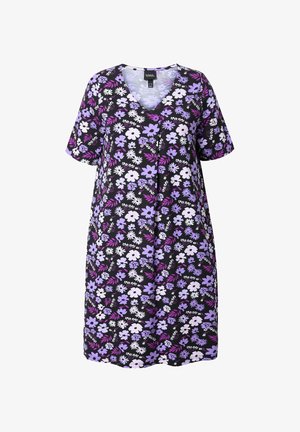 Blomstret kjole med sort baggrund og lilla og hvide blomster. V-halsudskæring, korte ærmer og en løs A-formet silhuet.