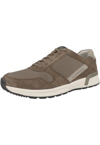 Sneaker in suede e mesh marrone con punta arrotondata, design con lacci, colletto imbottito e suola in gomma bianca con dettagli testurizzati.