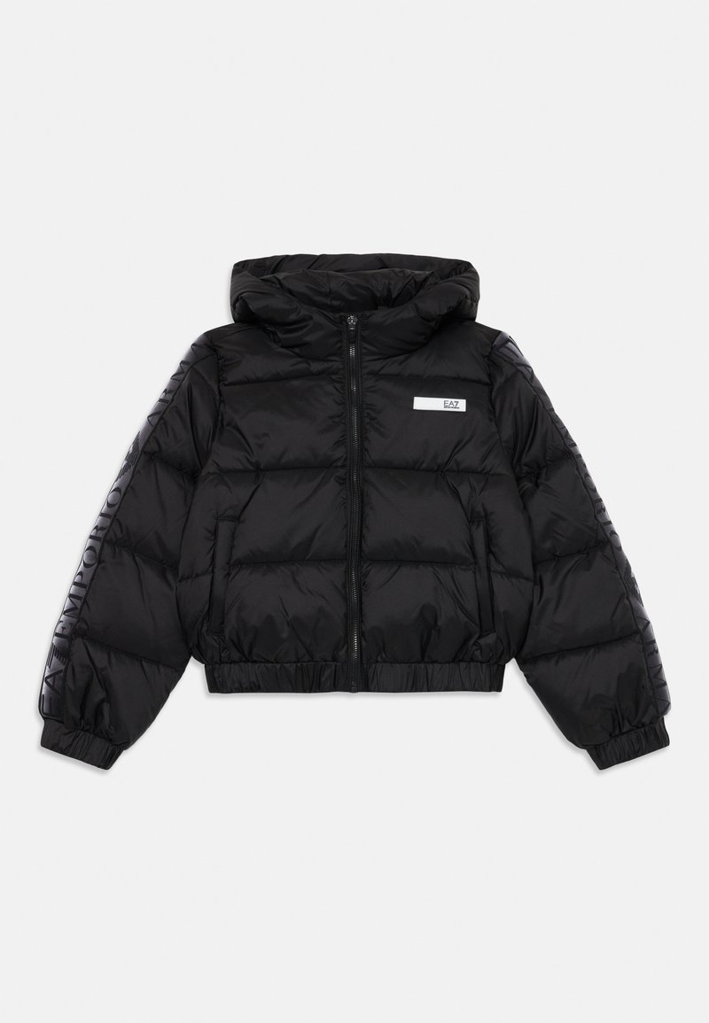 Casaco puffer preto com capuz, apresentando fecho de correr, bainha e punhos elásticos, e com marcação impressa ao longo das mangas.