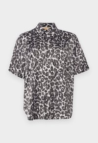 Camicia a maniche corte in stampa leopardata bianca e nera, con colletto, tessuto leggero e design morbido.