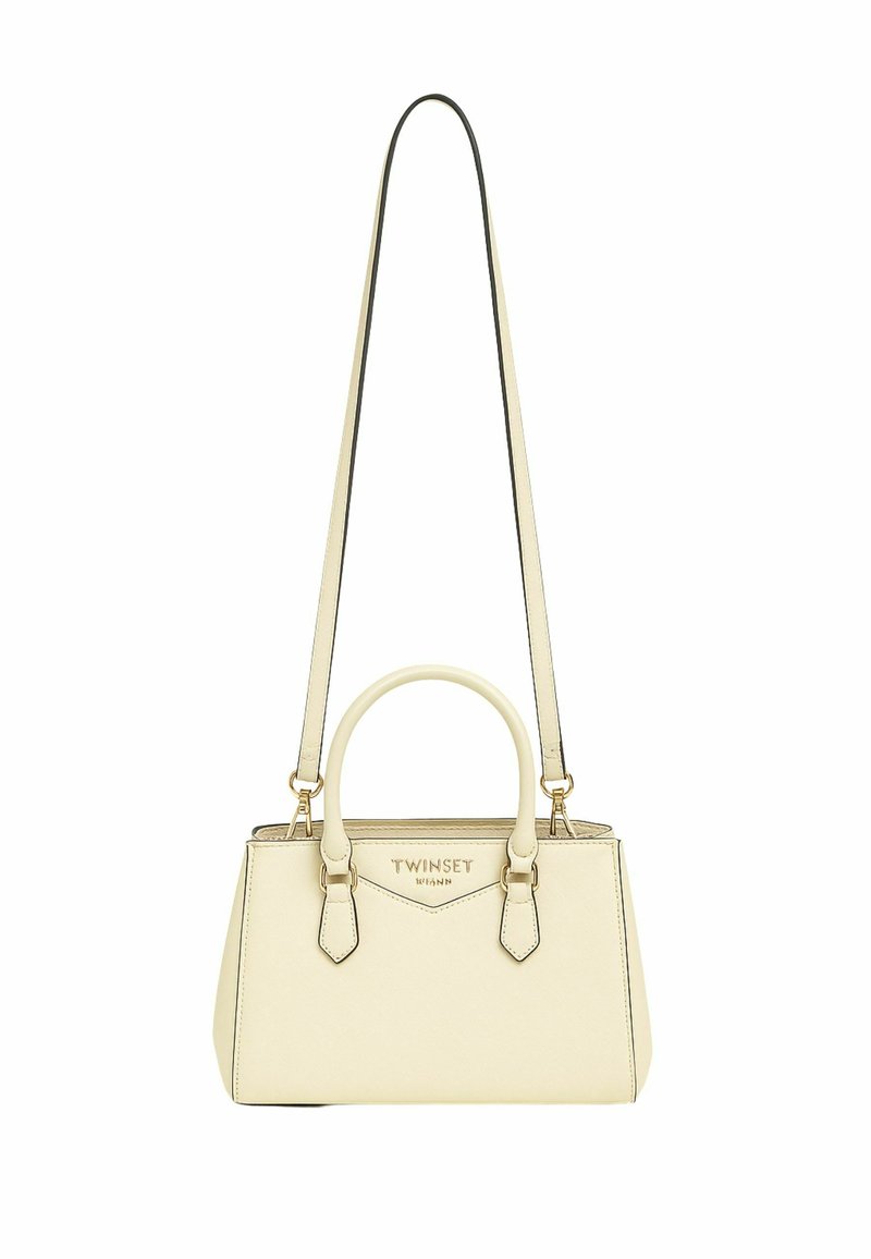 Borsa di colore crema in finta pelle con un design strutturato. Presenta dettagli in oro, doppi manici superiori e una tracolla rimovibile.