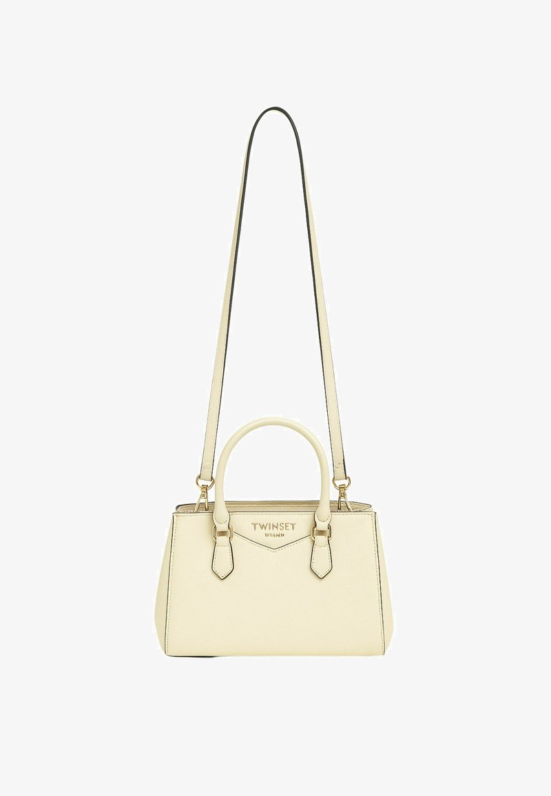 Borsa di colore crema in finta pelle con un design strutturato. Presenta dettagli in oro, doppi manici superiori e una tracolla rimovibile.