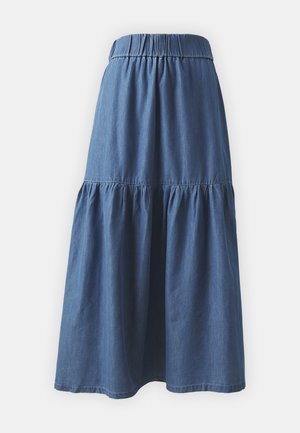 Falda de mezclilla con cintura elástica, diseño en capas y corte holgado. La tela es de un azul medio, de textura suave y con un ligero brillo.