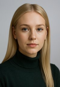 Ung kvinna med långt blont hår som bär en mörkgrön polotröja, ser lugnt framåt mot en enfärgad grå bakgrund.