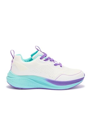 Zapatilla blanca con suela turquesa y detalles en púrpura, incluyendo los cordones y el ribete, diseñada para uso deportivo.