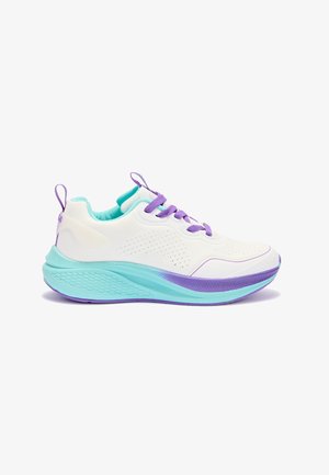 Zapatilla blanca con suela turquesa y detalles en púrpura, incluyendo los cordones y el ribete, diseñada para uso deportivo.