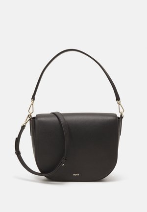 Černá kožená crossbody taška s odnímatelným popruhem, zakřivenou klopou a malým zlatým logem "BOSS" na přední straně.