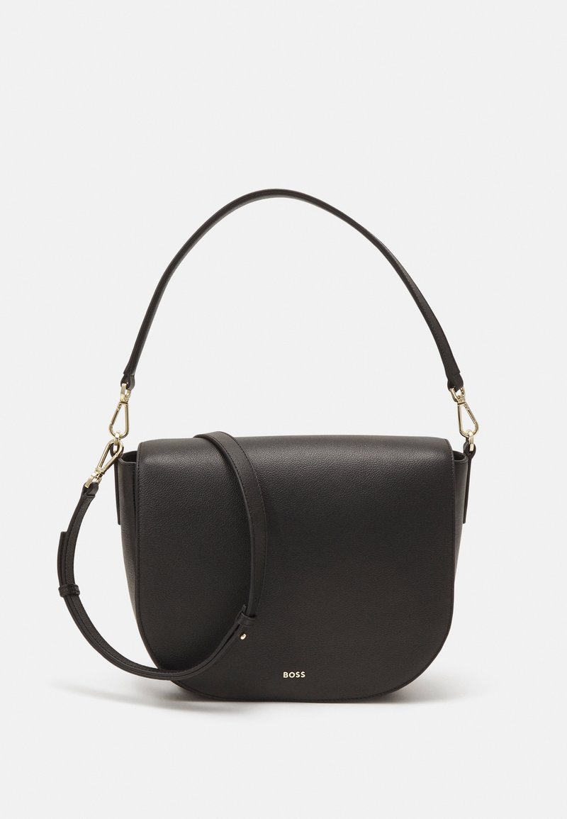 Sac bandoulière en cuir noir avec bandoulière amovible, rabat incurvé et petit logo "BOSS" doré sur le devant.