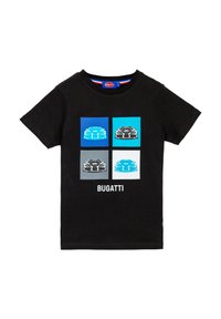 T-shirt in cotone nero con un design grafico che presenta quattro immagini di auto in quadrati blu e grigi. Il testo "BUGATTI" è stampato sotto.