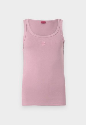 Rozā topiņš, kas izgatavots no mīksta kokvilnas, ar apaļu kakla izgriezumu un ribotu tekstūru. Priekšpusē neliels "HUGO" logotips atbilstošā krāsā.