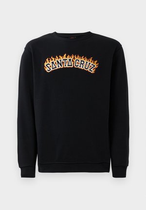 Zwarte sweatshirt met lange mouwen. Heeft de tekst "SANTA CRUZ" in vet oranje en witte letters, omringd door een vlamontwerp.