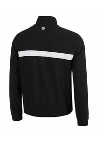 Chaqueta negra con una franja horizontal blanca en la parte posterior. Confeccionada en tela ligera, presenta un cuello alzado y puños elásticos.