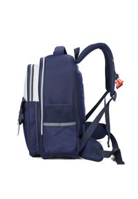 Zaino blu navy con più scomparti, spallacci imbottiti, dettagli in rete e strisce riflettenti grigie. Materiale resistente con cerniere.
