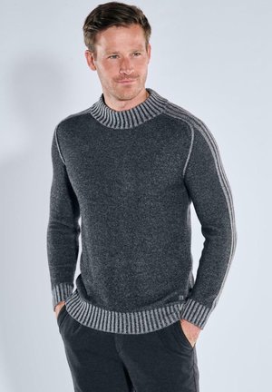 Dunkelgrauer Strickpullover mit einem gerippten Kragen und Bündchen, der kontrastierende hellgraue Streifen an den Schultern aufweist. Weiche Textur.