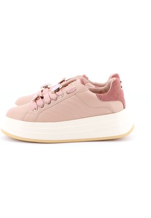 Sneakers rosa in pelle con tallone in suede testurizzato, accenti metallici e suola bianca spessa. Presentano lacci decorativi e dettagli di cucitura.