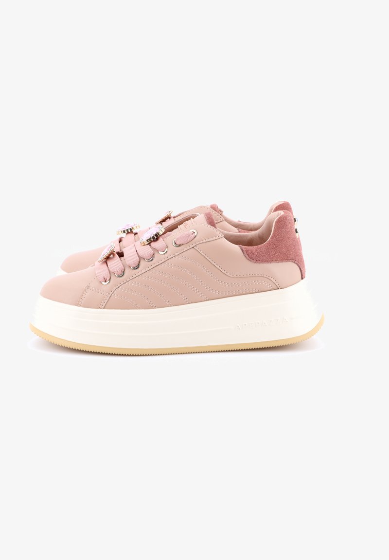 Sneakers rosa in pelle con tallone in suede testurizzato, accenti metallici e suola bianca spessa. Presentano lacci decorativi e dettagli di cucitura.