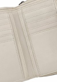 Lichtgrijs leren portemonnee interieur met meerdere kaarthouders, fijne stiksels en een gladde textuur met een centraal vak.