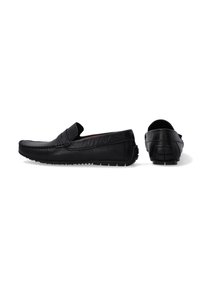 Schwarze Lederloafers mit strukturiertem Obermaterial, traditionellen Steppnähten und einer Gummisohle, die ein gemustertes Profil für besseren Halt zeigt.
