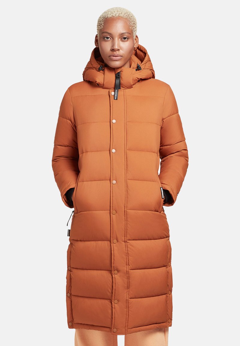 Langer, oranger Daunenmantel mit Kapuze, ausgestattet mit einem gesteppten Design, Druckknöpfen und versteckten Taschen an den Seiten. Glatte Stofftextur.