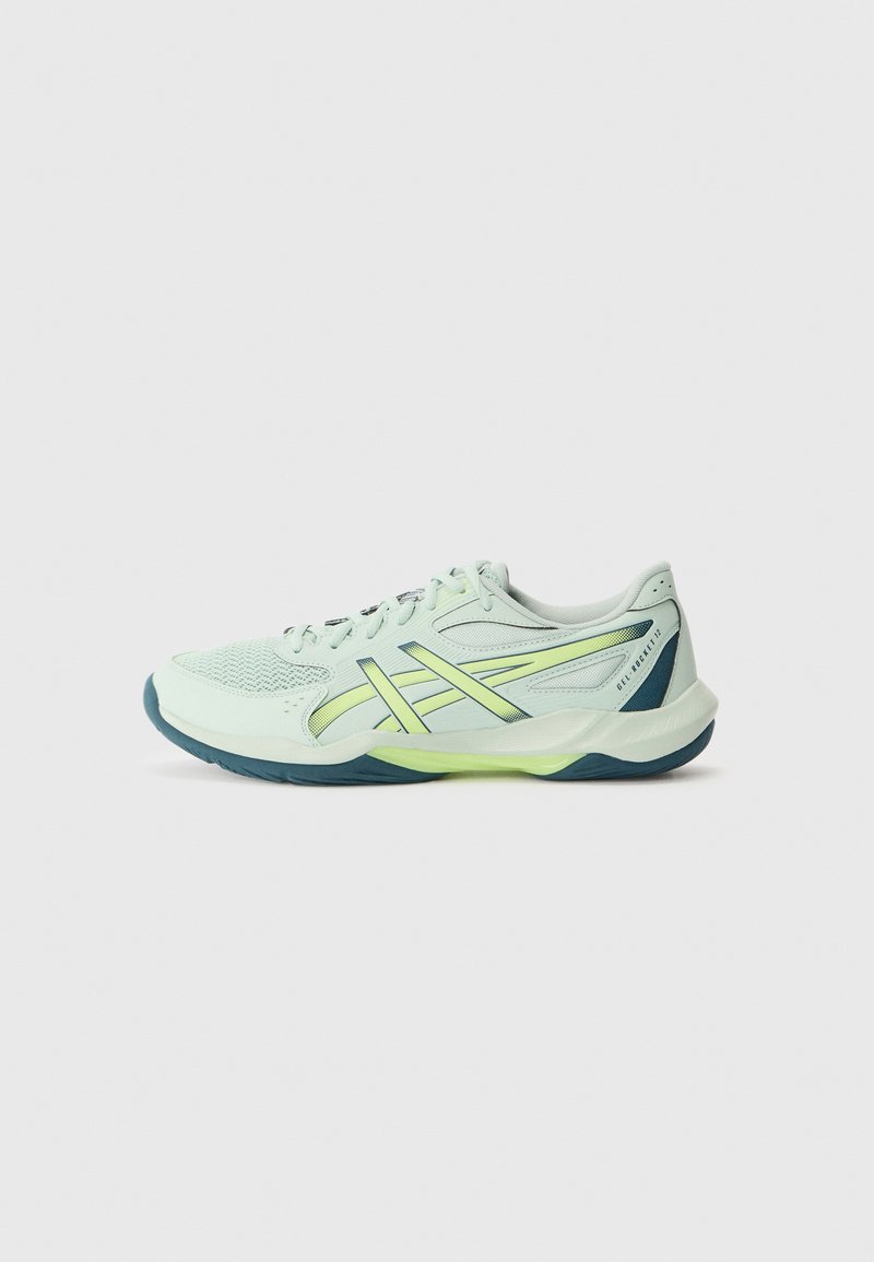 Chaussure de course légère en vert menthe avec des accents jaunes, tige en maille, col rembourré et semelle texturée pour une meilleure adhérence et stabilité.