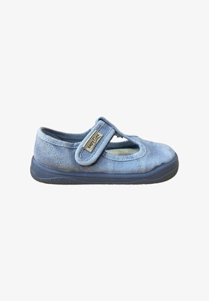 Zapato infantil de lona azul claro con tira ajustable de velcro y suela de goma oscura, vista lateral.