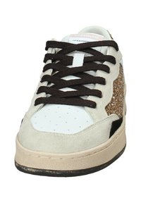 Sneakers low-cut con una parte anteriore in pelle bianca perforata, dettagli in suede beige, lacci marroni e un pannello laterale glitterato oro.
