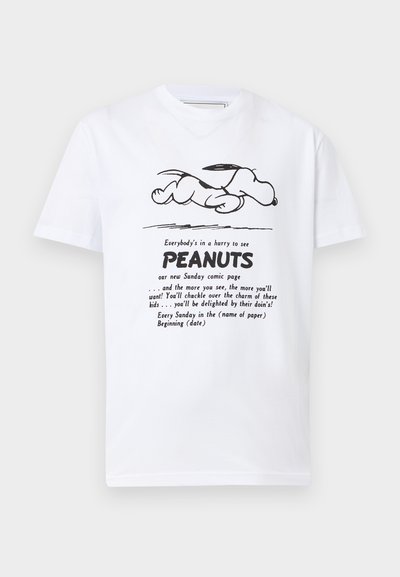 Λευκό T-shirt με μαύρη γραμμή που απεικονίζει τον Snoopy να ξαπλώνει πάνω από κείμενο που προωθεί τη σελίδα κόμικ Peanuts της Κυριακής.