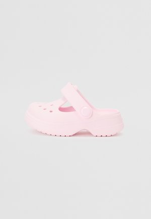 Růžové dřeváky vyrobené z umělého materiálu, s páskem na patě, ventilačními otvory a texturovanou podrážkou pro lepší přilnavost.