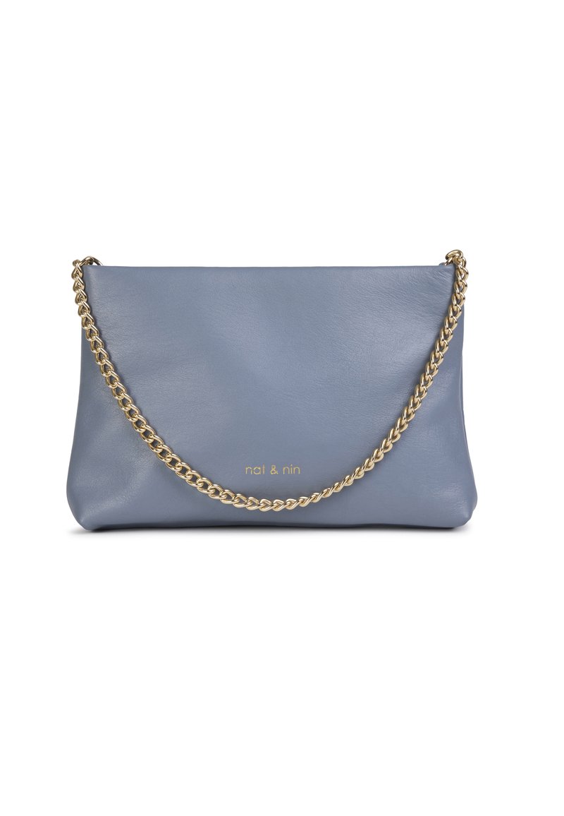 Borsa a spalla in pelle di un soffice blu chiaro. Presenta una tracolla in catena color oro e logo impresso. Texture liscia e design minimalista.