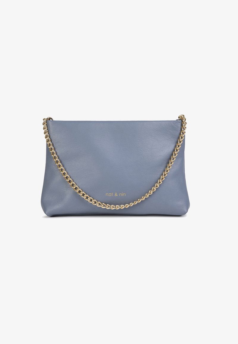 Borsa a spalla in pelle di un soffice blu chiaro. Presenta una tracolla in catena color oro e logo impresso. Texture liscia e design minimalista.