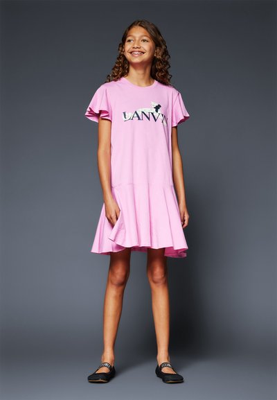 Rosa T-skjortekjole med korte volangermer, samlet liv og vidde i kanten. Logo trykket i mørkfarge med grafiske detaljer.