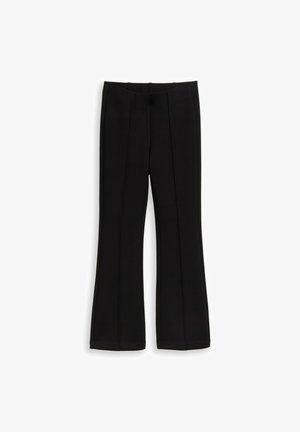 Zwarte op maat gemaakte broek met een klokvormige pijp, met twee voorplooien en een gladde textuur, tailleband zonder zichtbare sluitingen.