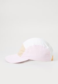 Pet met een gebogen klep, gemaakt van roze, witte en beige panelen, met een oranje accent aan de achterkant. Zacht materiaal met een naadloos ontwerp.