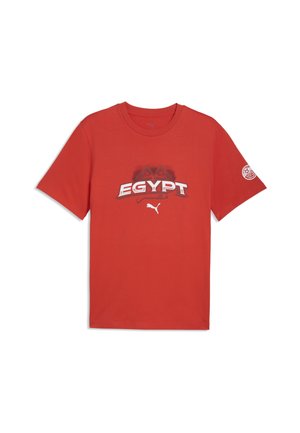 T-shirt rouge à manches courtes avec le texte "EGYPT", graphique des pyramides, logo Puma sur le devant et un emblème circulaire sur la manche droite.