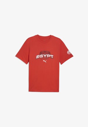 Rotes T-Shirt mit kurzen Ärmeln mit dem Schriftzug "EGYPT", Pyramiden-Grafik, Puma-Logo auf der Vorderseite und einem runden Emblem am rechten Ärmel.