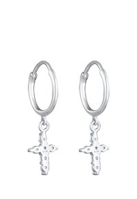 Orecchini a cerchio in argento con un charm a croce pendente. La croce presenta dettagli intricati ed è contrassegnata con il marchio 925, che indica argento sterling.