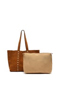 Braune Wildleder-Tasche mit Nietenakzenten, ausgestattet mit zwei langen Griffen, neben einem beigen Canvas-Beutel mit Reißverschluss.